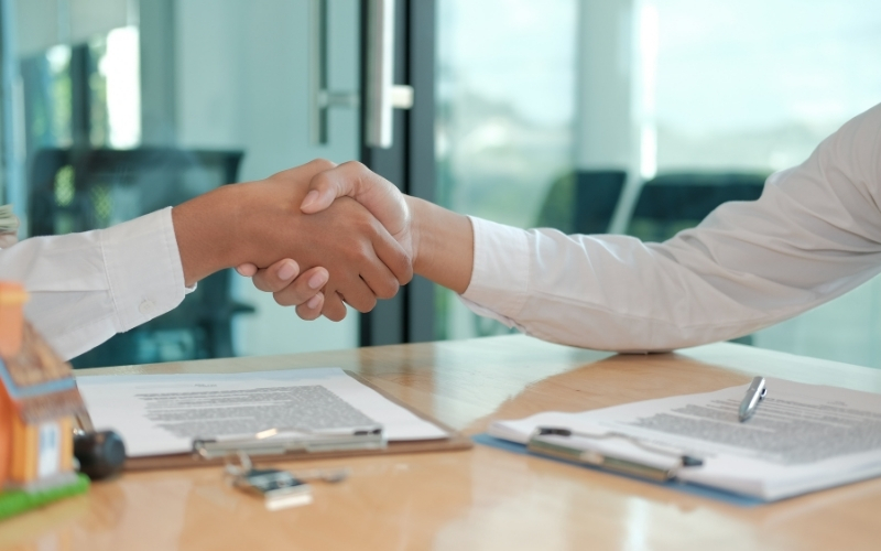 Hợp đồng và cam kết dịch vụ rõ ràng